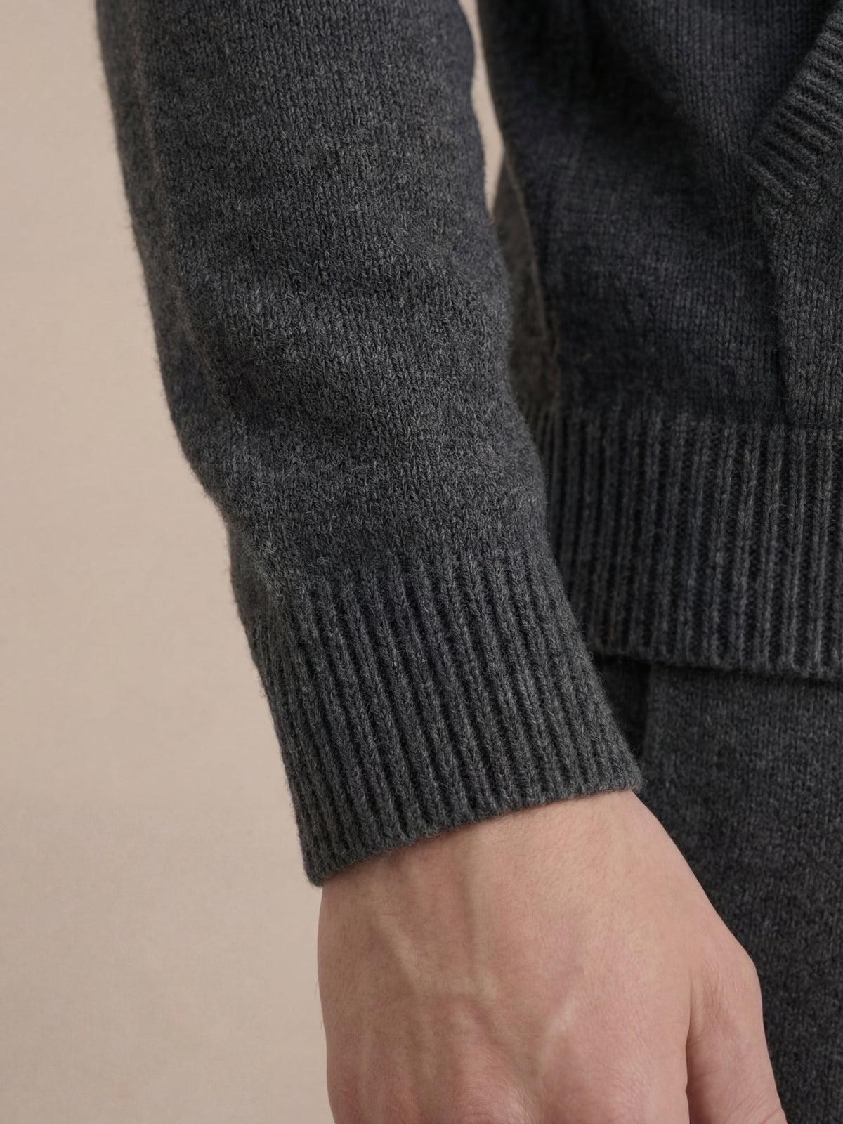 CONJUNTO CON CAPUCHA LISO - GRIS OSCURO