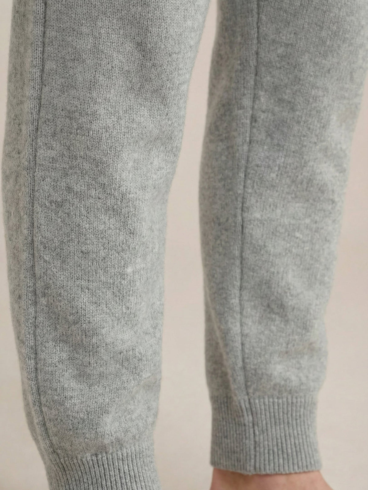 CONJUNTO CON CAPUCHA LISO - GRIS CLARO