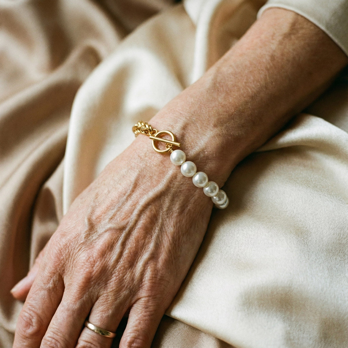 PULSERA ELEGANTE DORADA CON PERLAS