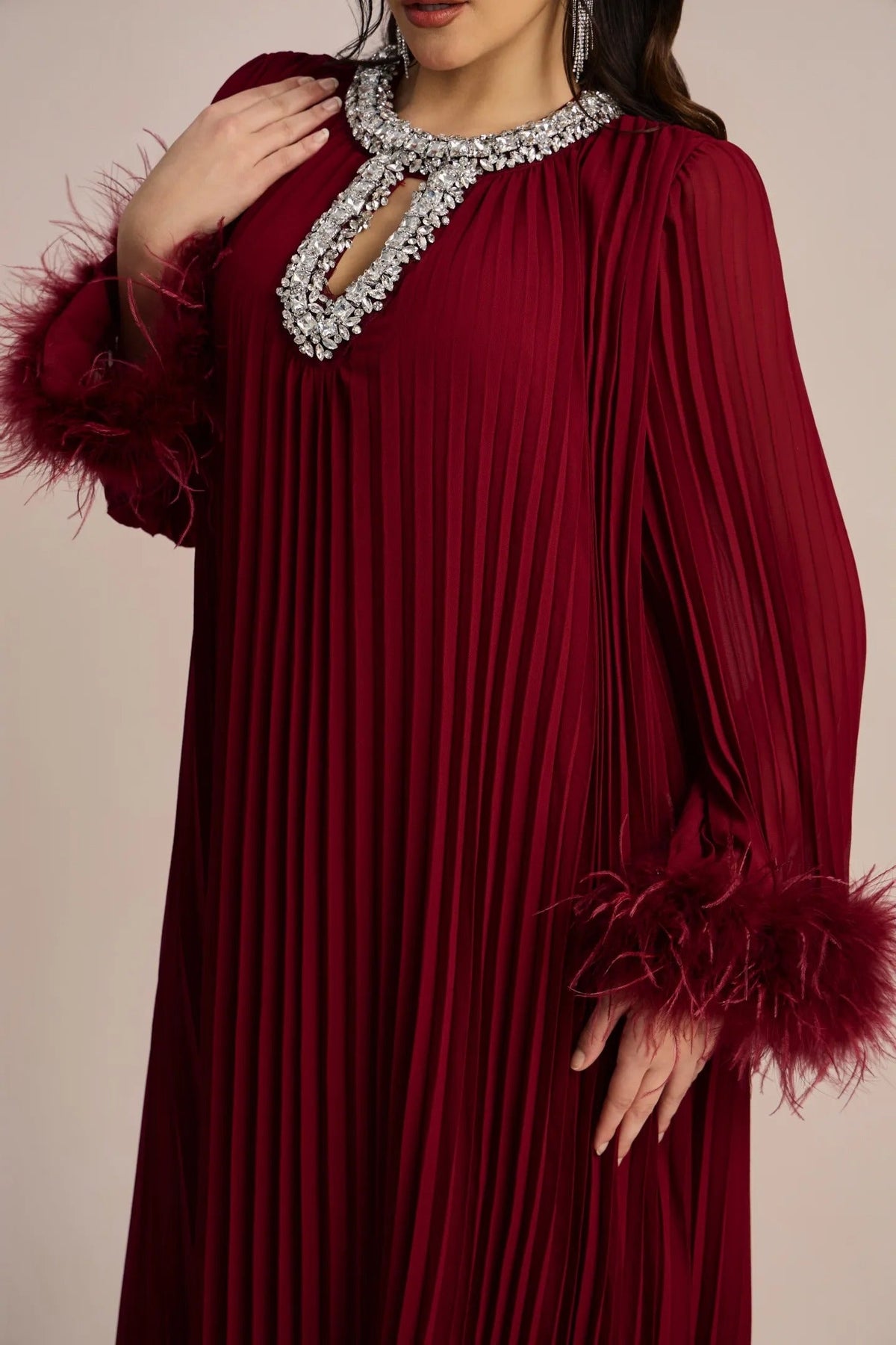 MARÍA - VESTIDO CON CUELLO DE DIAMANTE Y PLUMAS