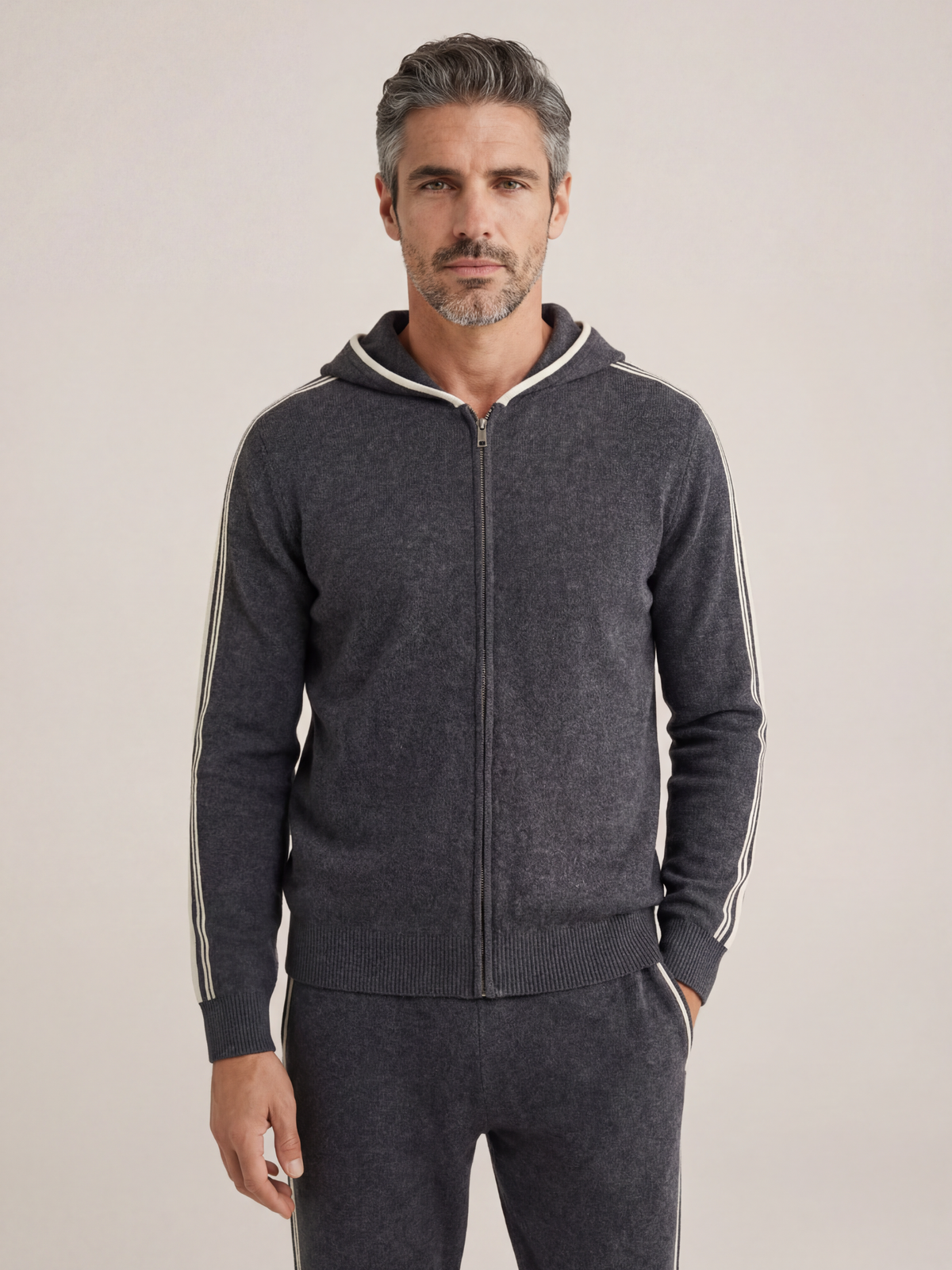 CONJUNTO CON CAPUCHA - GRIS OSCURO