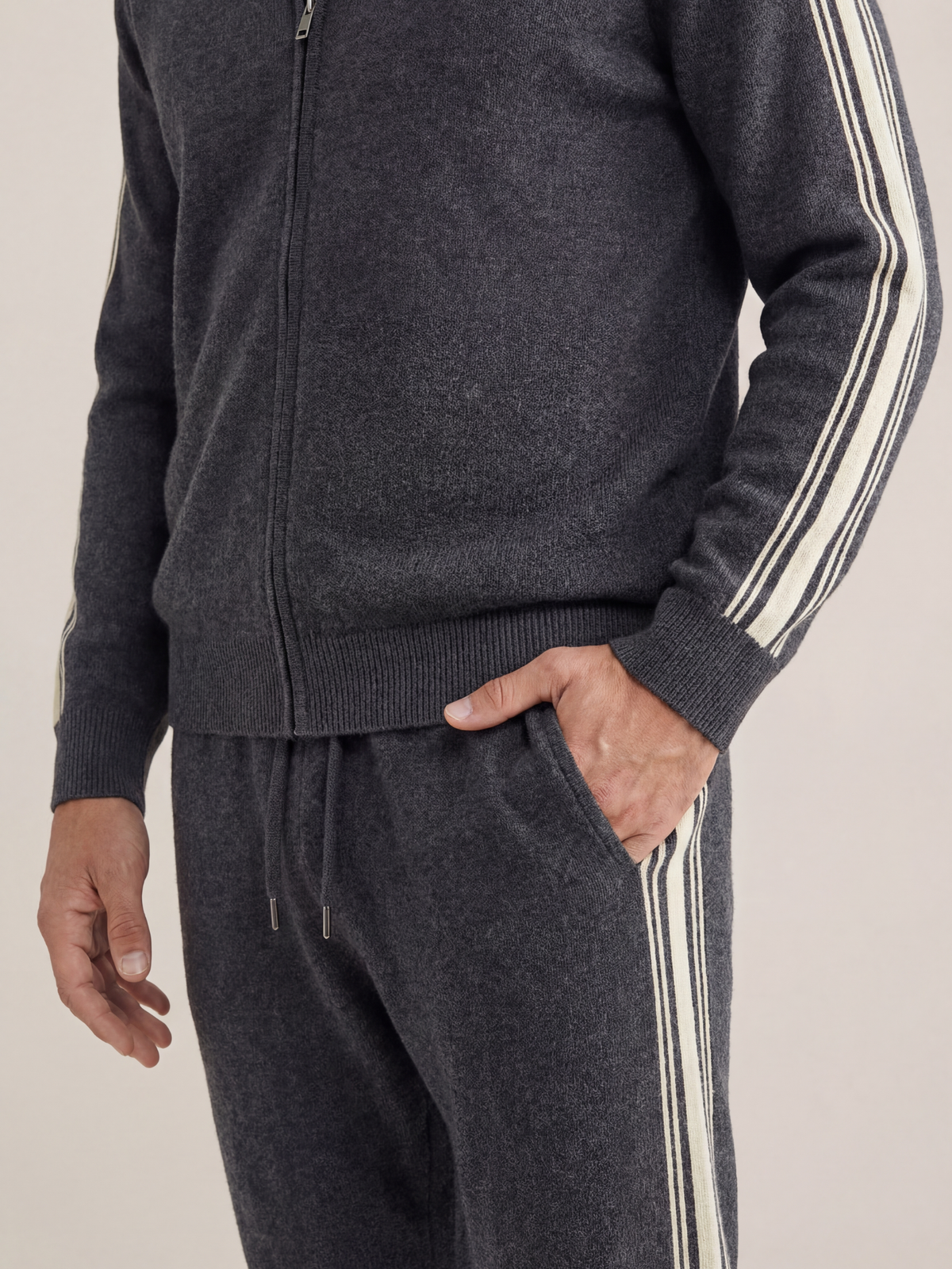 CONJUNTO CON CAPUCHA - GRIS OSCURO