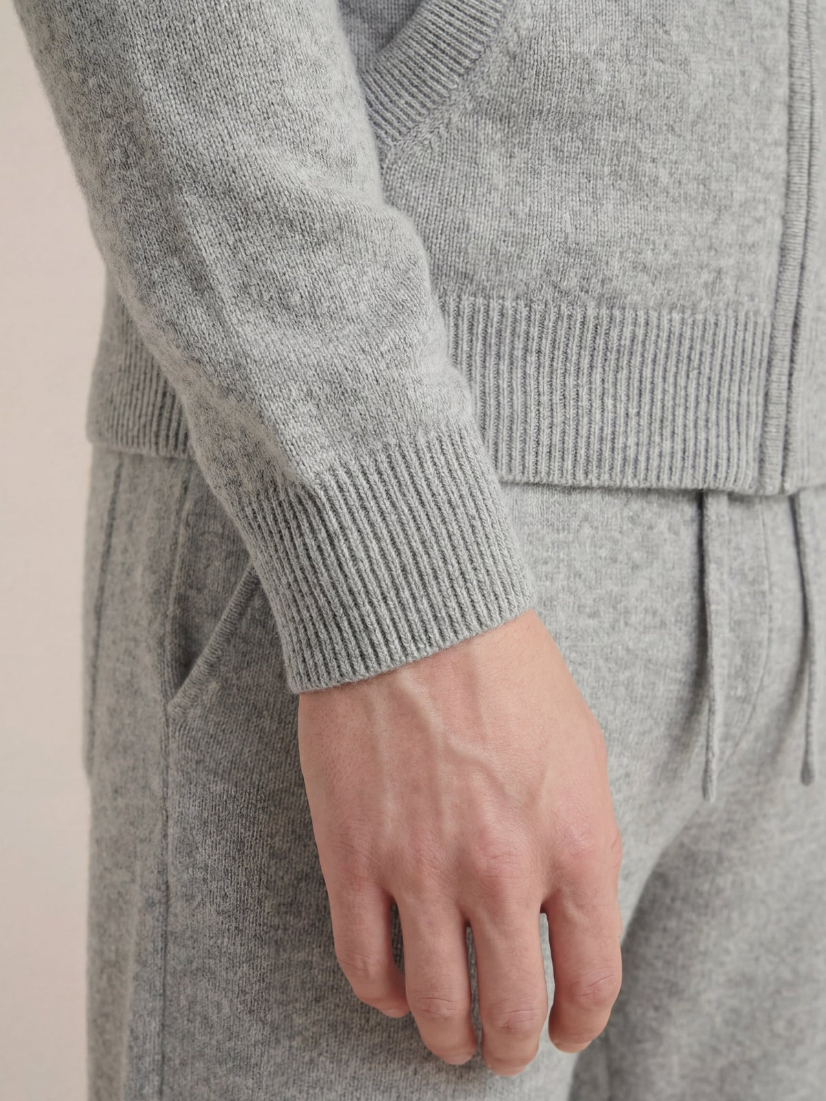 CONJUNTO CON CAPUCHA LISO - GRIS CLARO