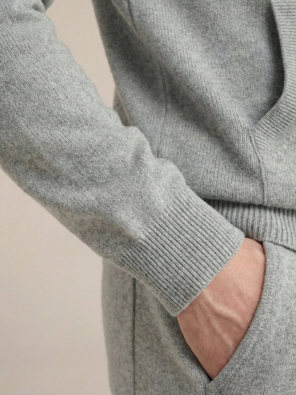 CONJUNTO CON CAPUCHA LISO - GRIS CLARO