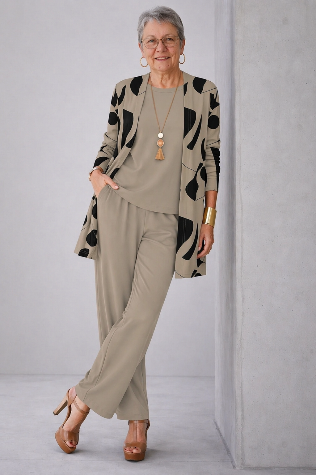 SHEILA - CONJUNTO DE TRES PIEZAS EN TOPO CON ESTAMPADO NEGRO