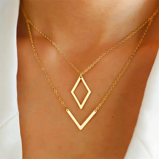 COLLAR CON COLGANTE GEOMÉTRICO EN V