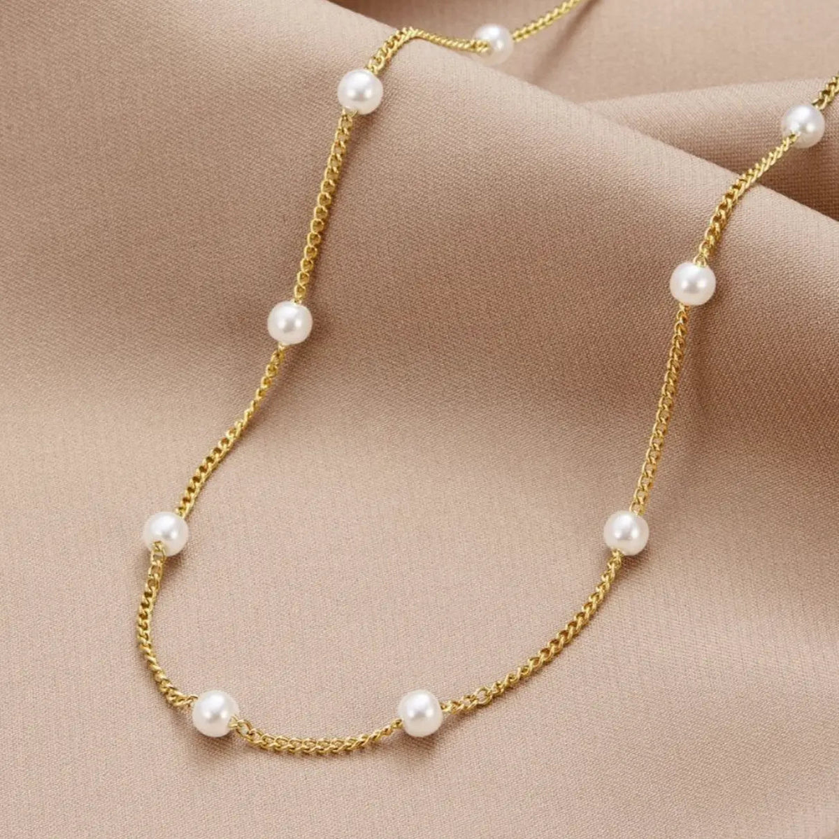 COLLAR CORTO DE PERLAS