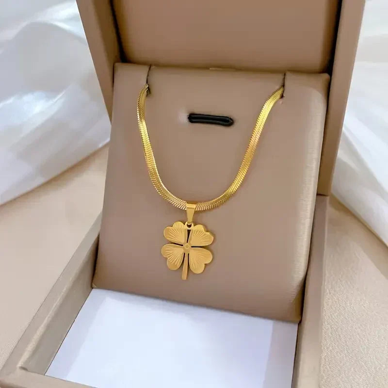 COLLAR TRÉBOL DE CUATRO HOJAS DORADO