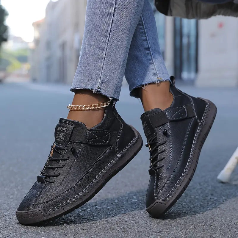 Zapatillas NUVÉ de ecocuero con costuras a la vista