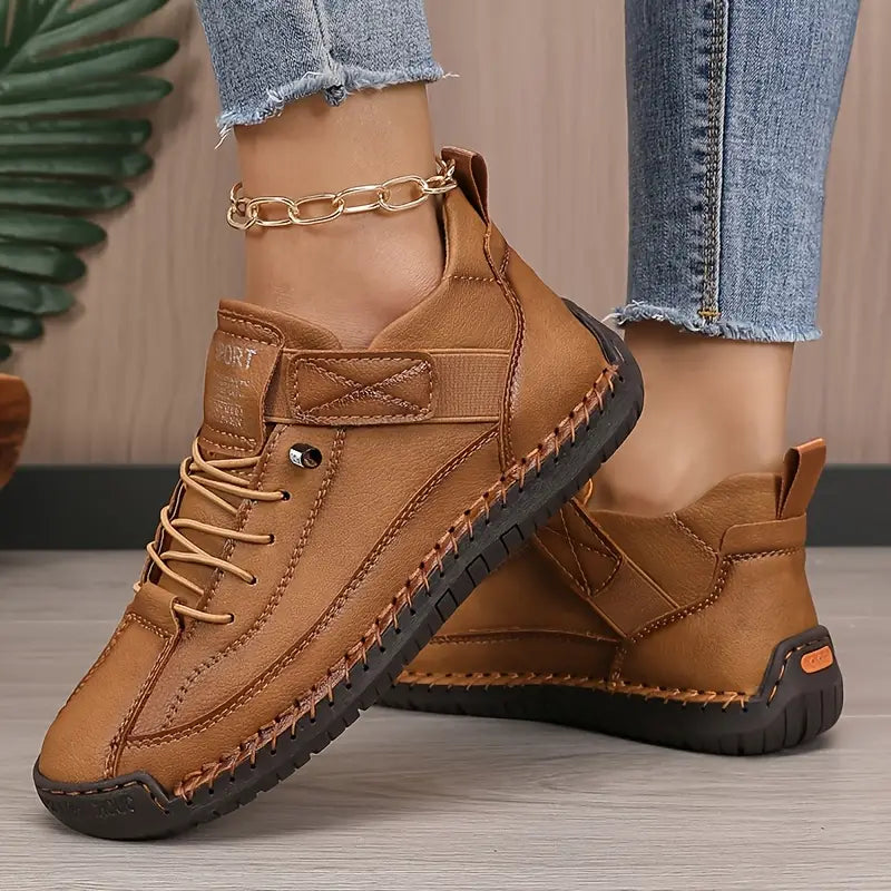 Zapatillas NUVÉ de ecocuero con costuras a la vista