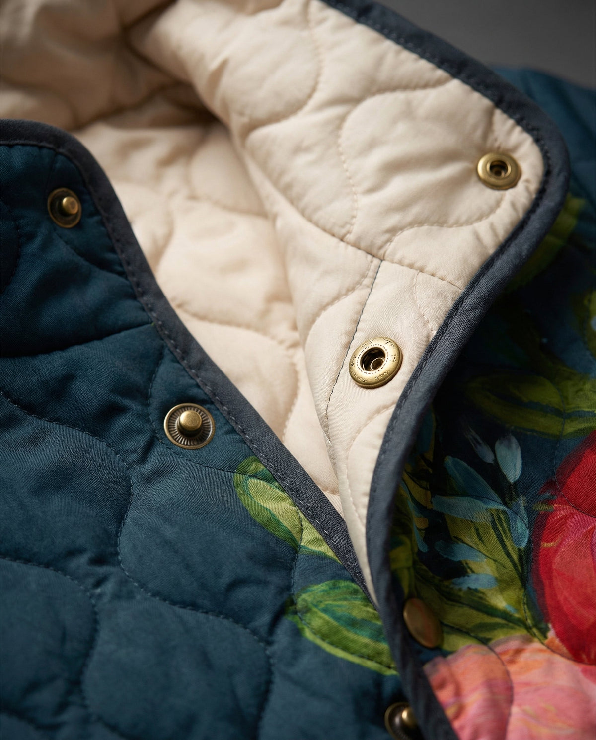 CHAQUETA MATELASEADA AZUL CON FLORES