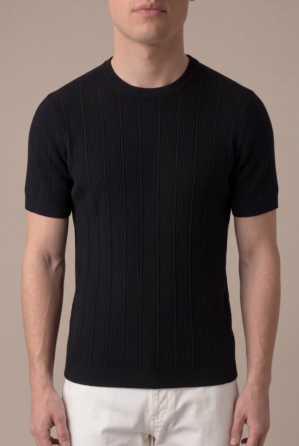 CAMISETA NEGRA ELEGANTE