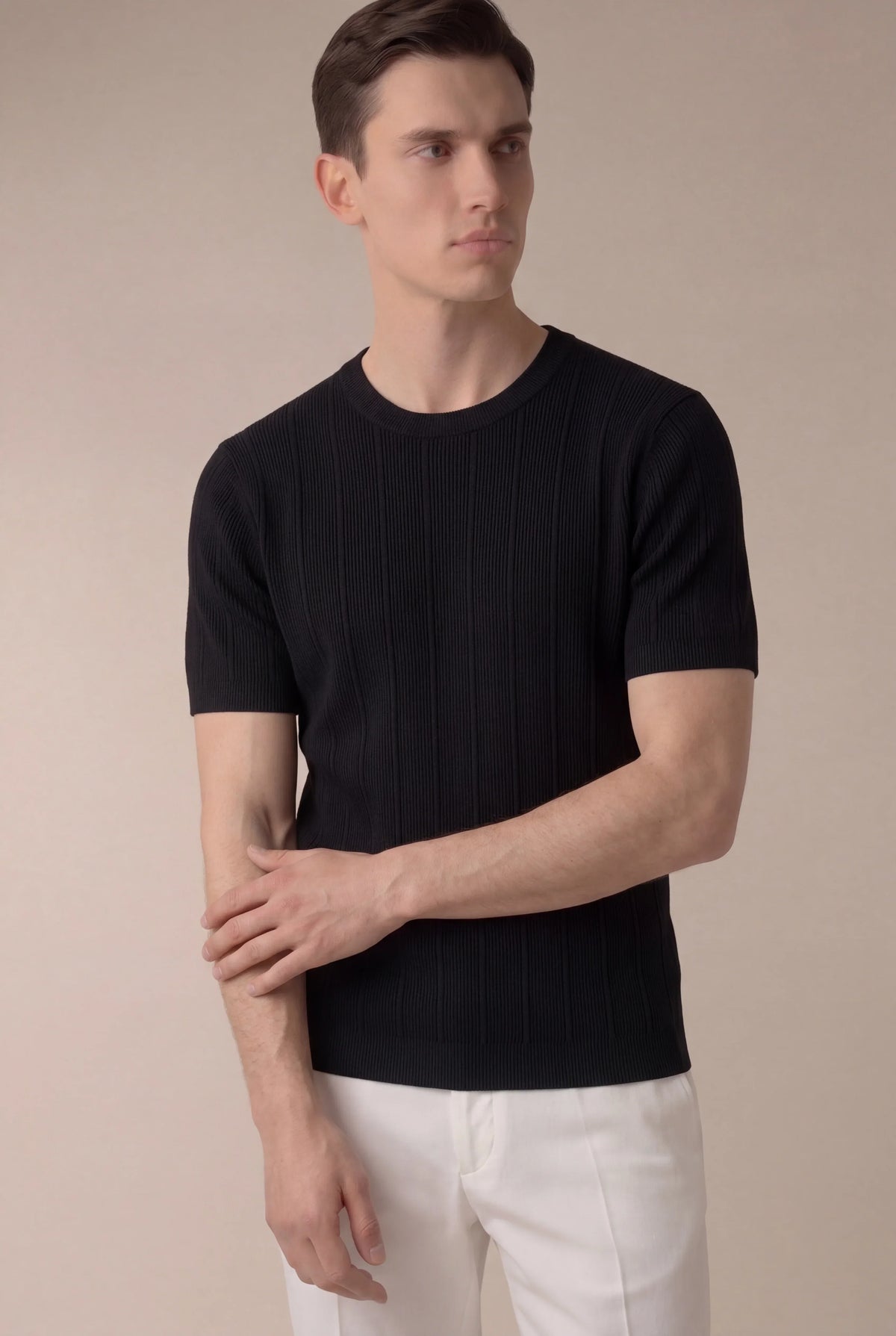 CAMISETA NEGRA ELEGANTE