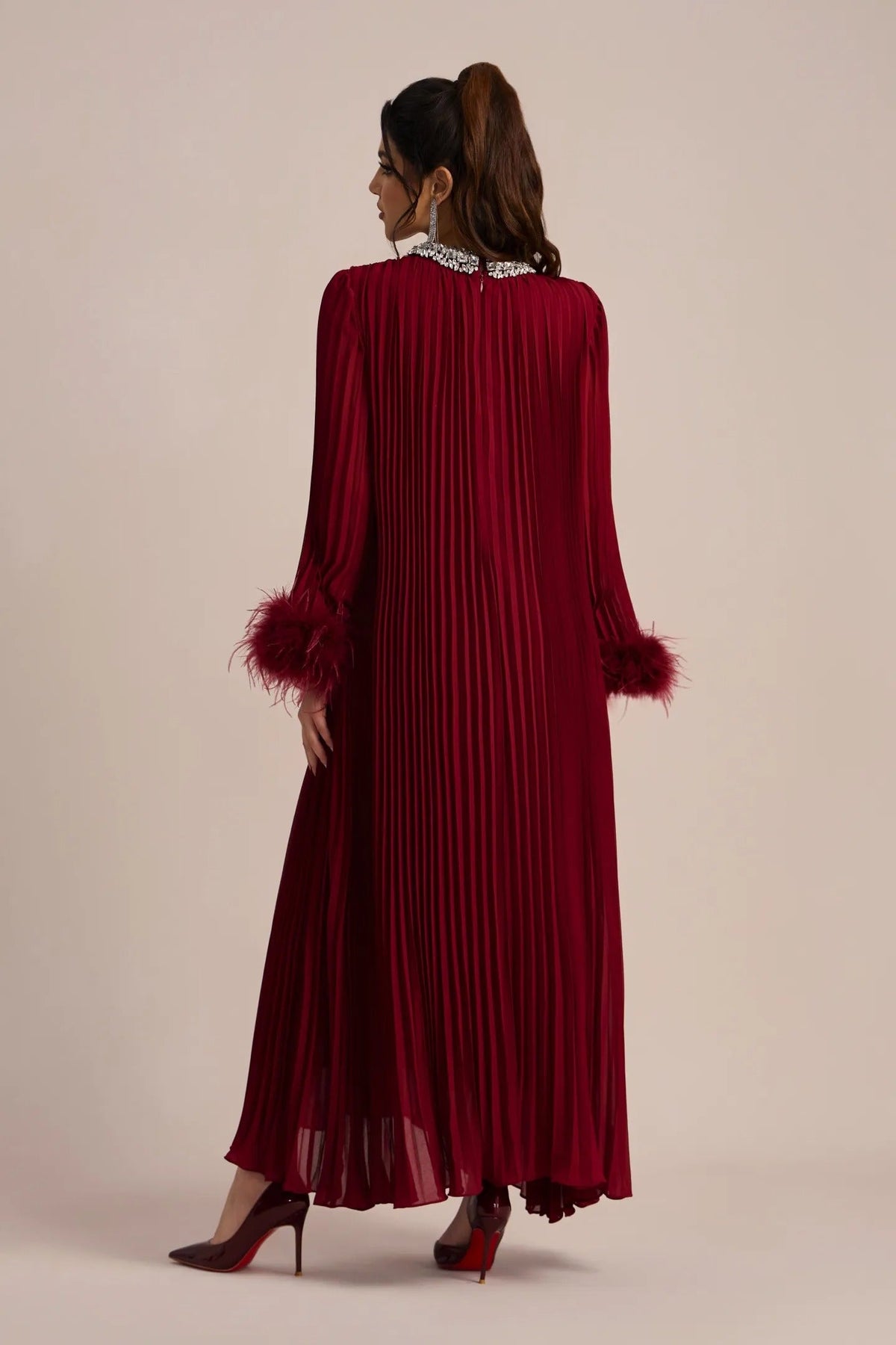 MARÍA - VESTIDO CON CUELLO DE DIAMANTE Y PLUMAS