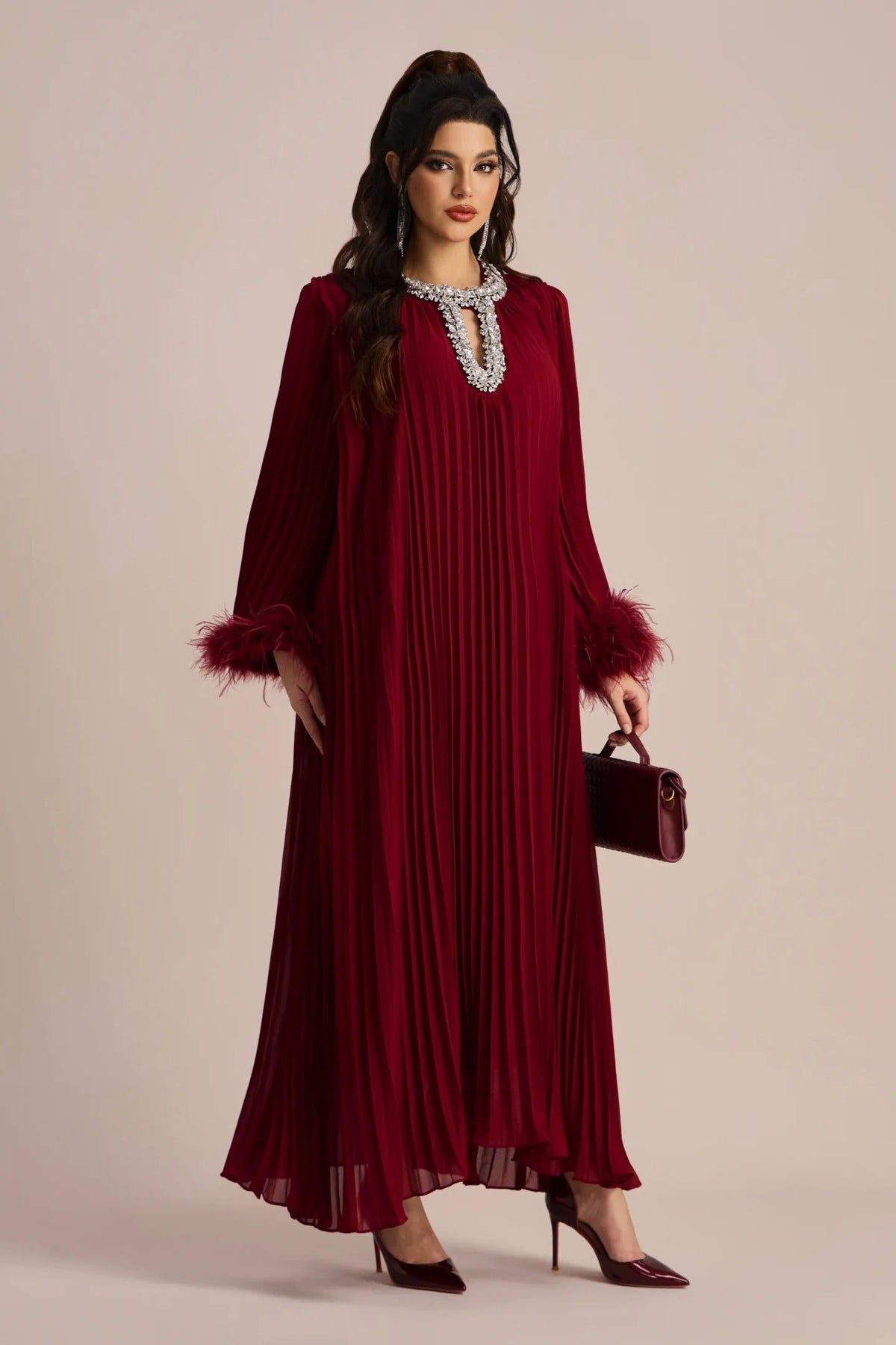 MARÍA - VESTIDO CON CUELLO DE DIAMANTE Y PLUMAS