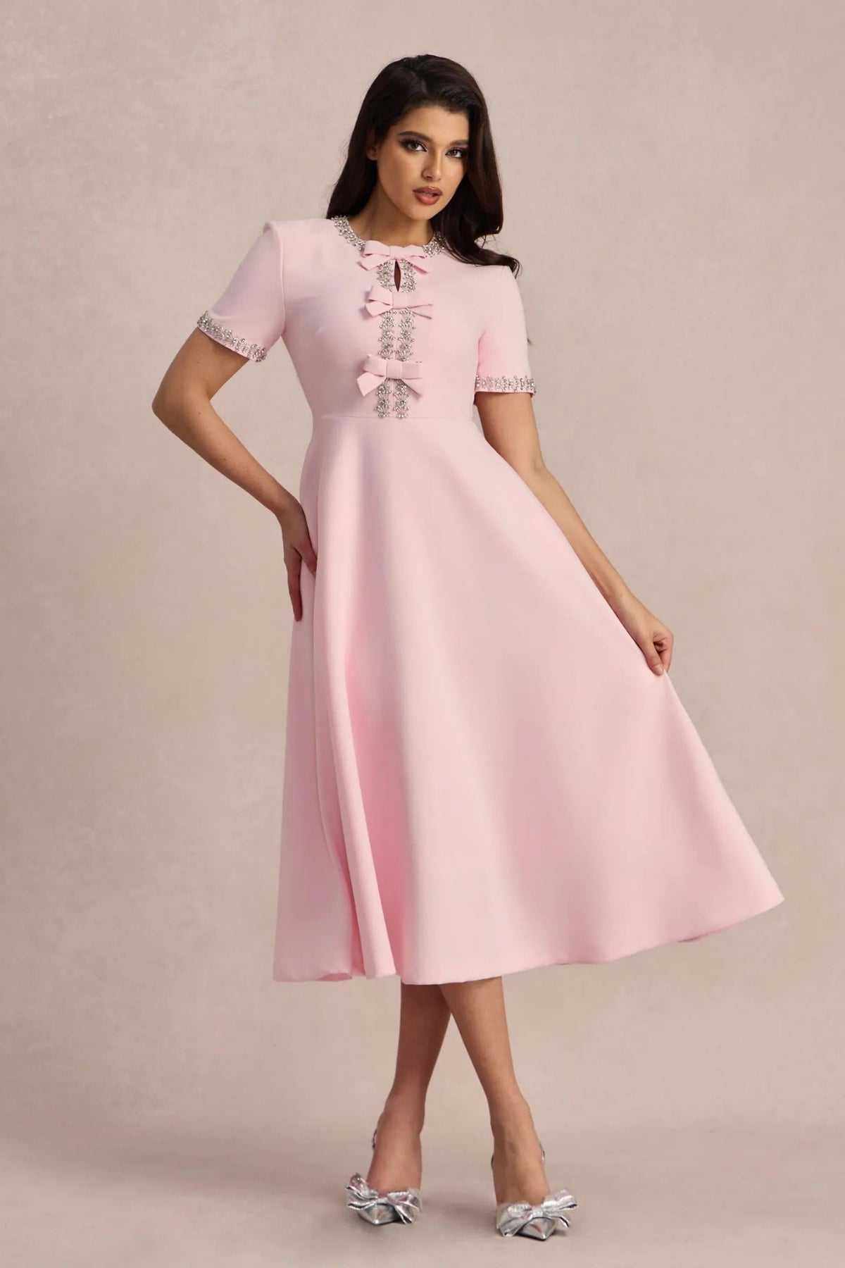 VESTIDO CON LAZO Y ADORNOS DE CRISTALES ZOE