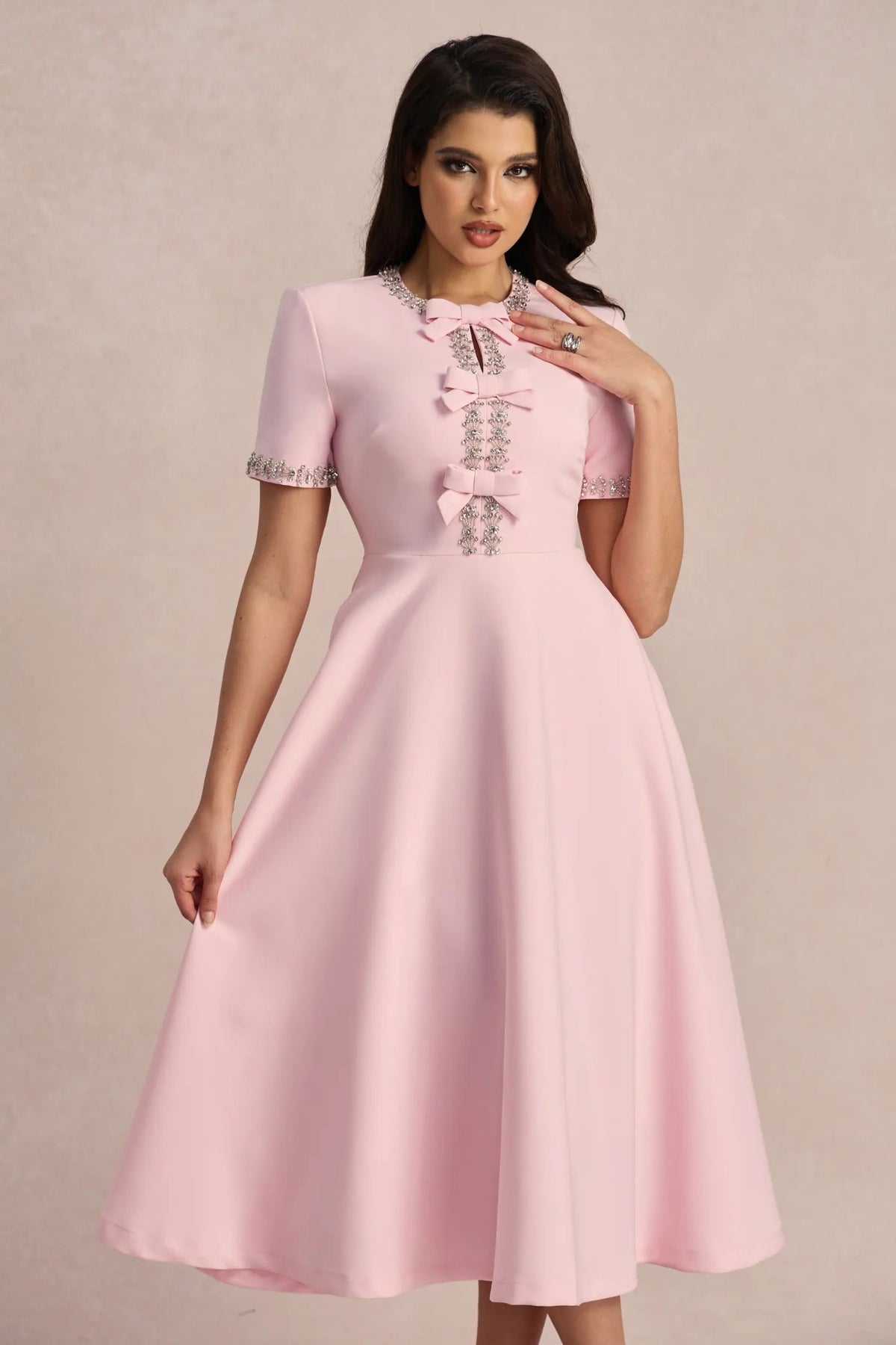 VESTIDO CON LAZO Y ADORNOS DE CRISTALES ZOE