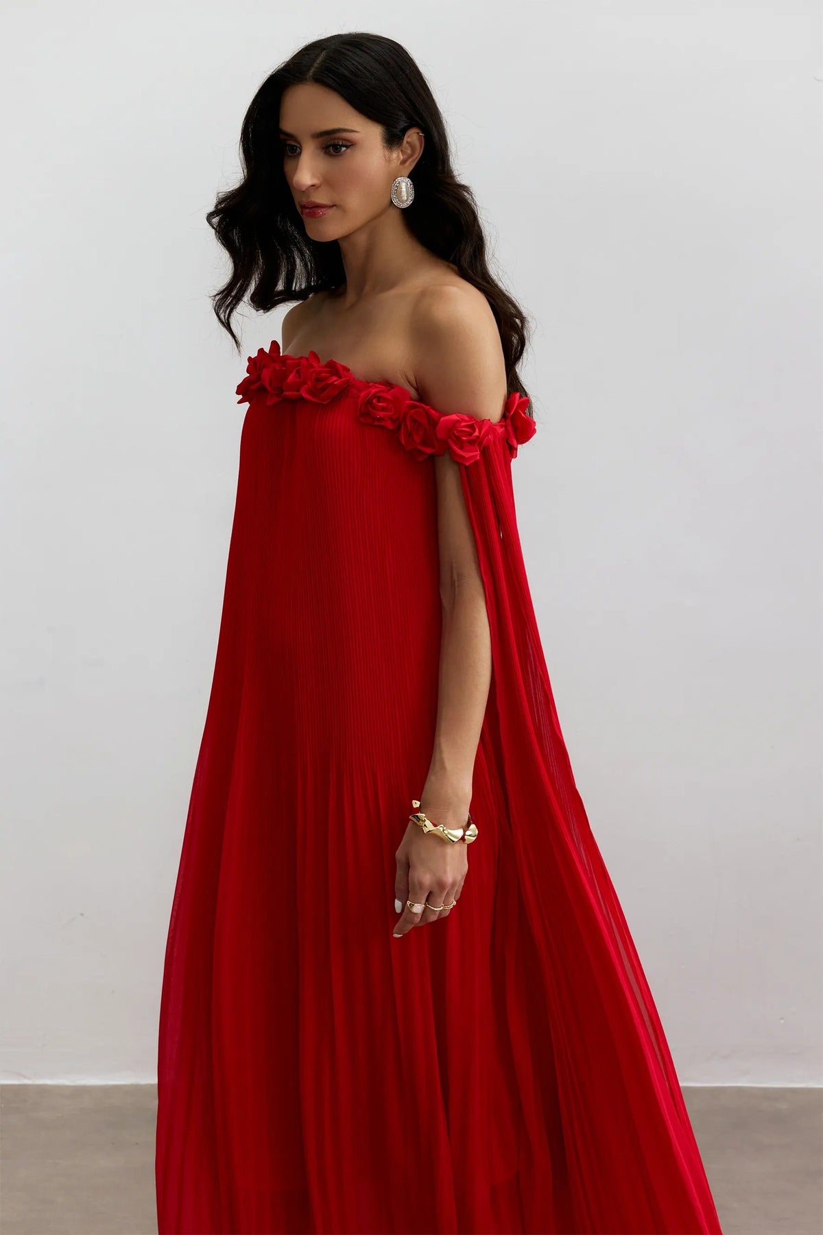 VESTIDO SOFÍA - ROJO CON DETALLE DE ROSETA Y HOMBROS DESCUBIERTOS