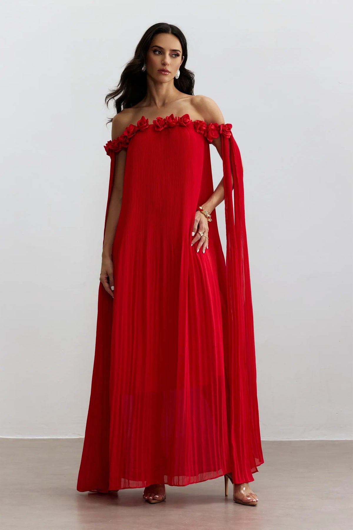 VESTIDO SOFÍA - ROJO CON DETALLE DE ROSETA Y HOMBROS DESCUBIERTOS