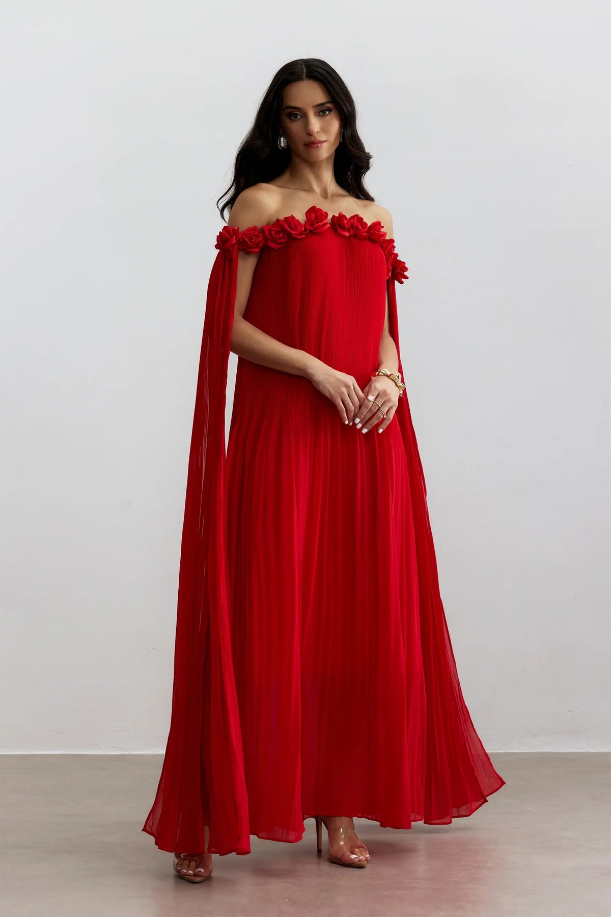VESTIDO SOFÍA - ROJO CON DETALLE DE ROSETA Y HOMBROS DESCUBIERTOS