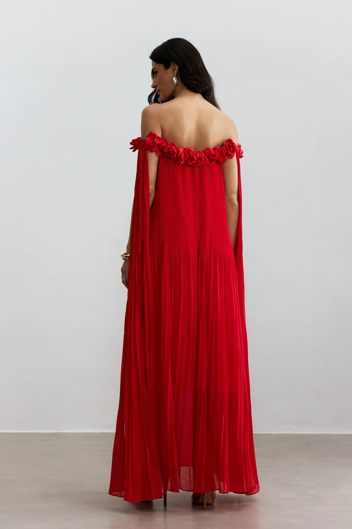 VESTIDO SOFÍA - ROJO CON DETALLE DE ROSETA Y HOMBROS DESCUBIERTOS
