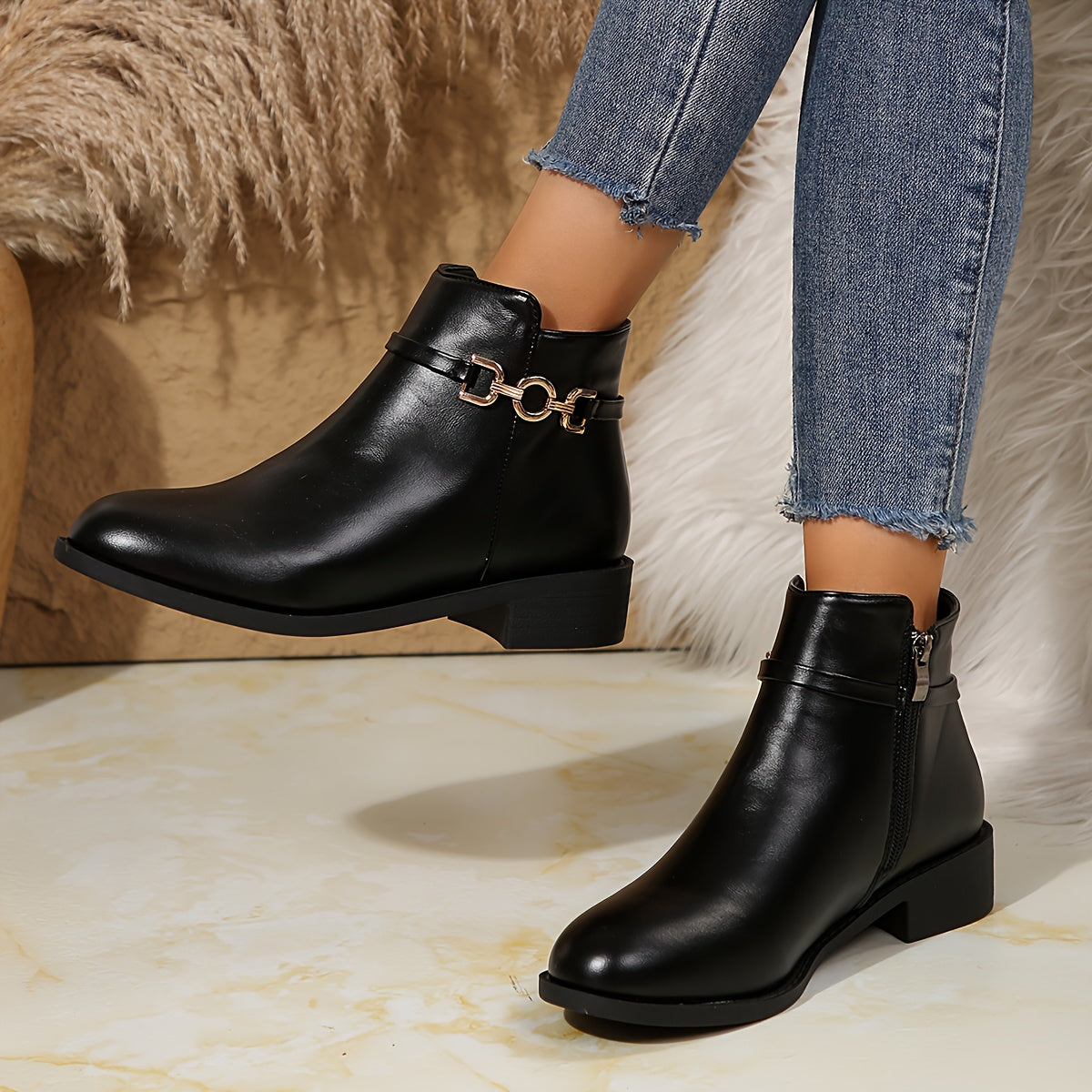 LORELEI - BOTINES NEGROS CON CADENA DORADA