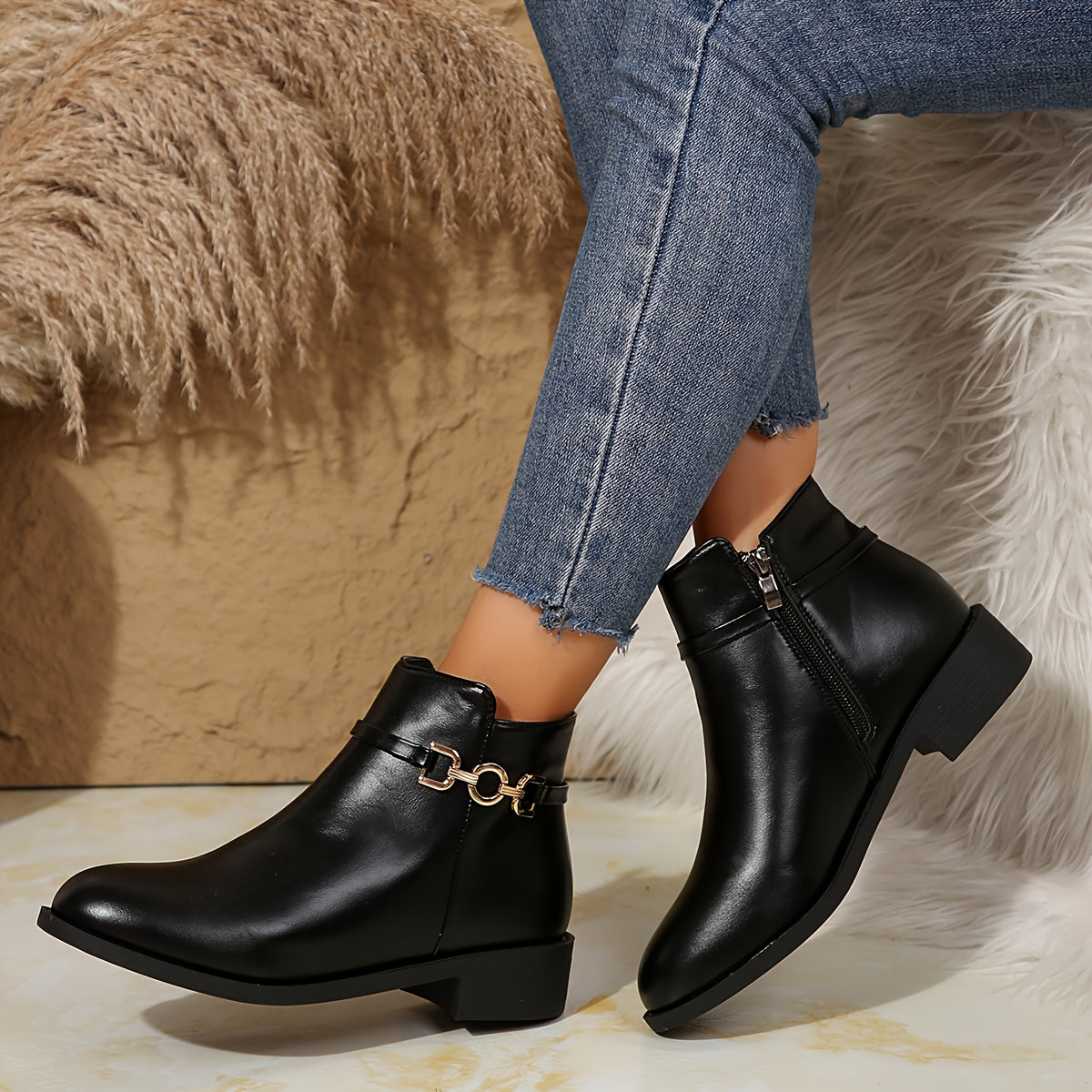 LORELEI - BOTINES NEGROS CON CADENA DORADA