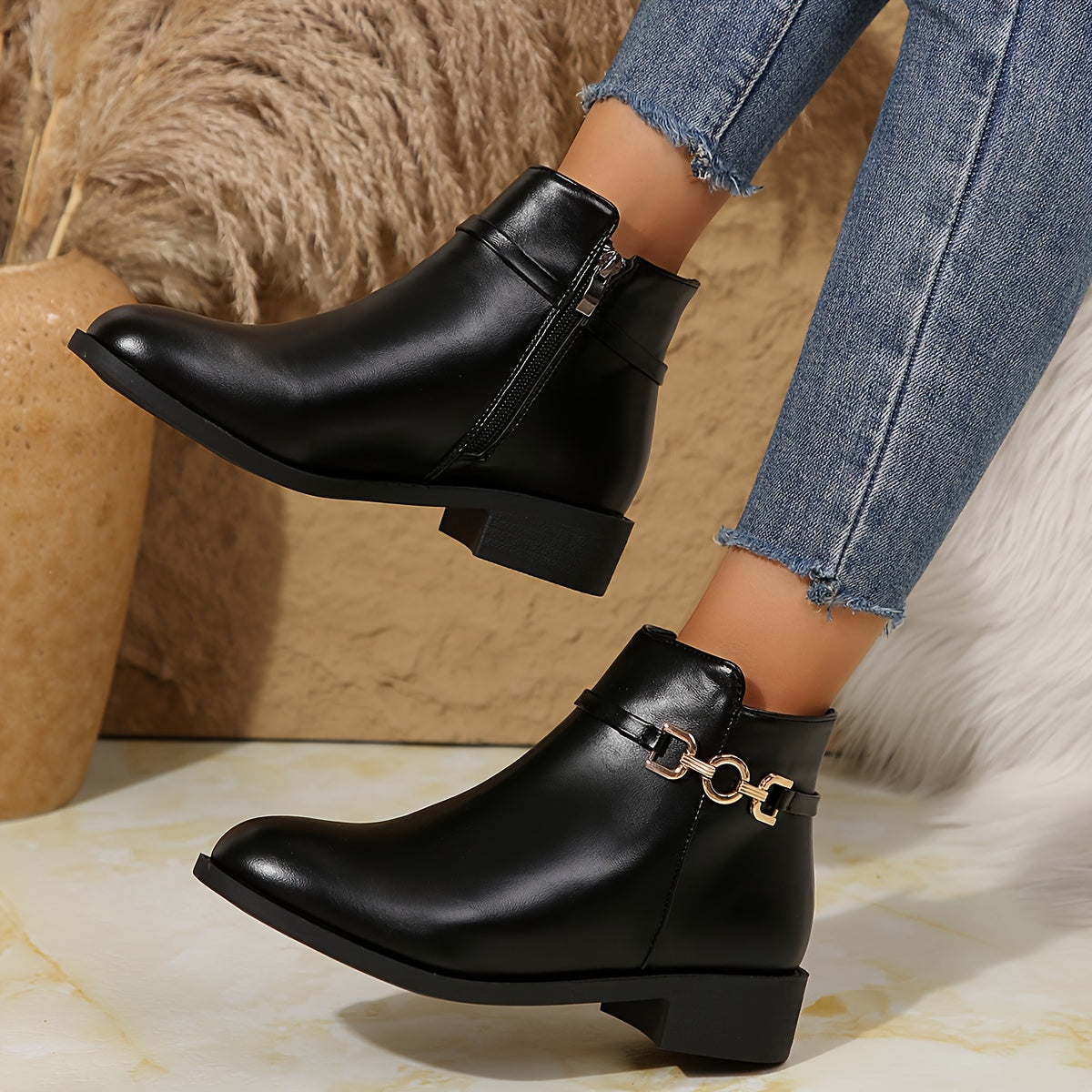 LORELEI - BOTINES NEGROS CON CADENA DORADA