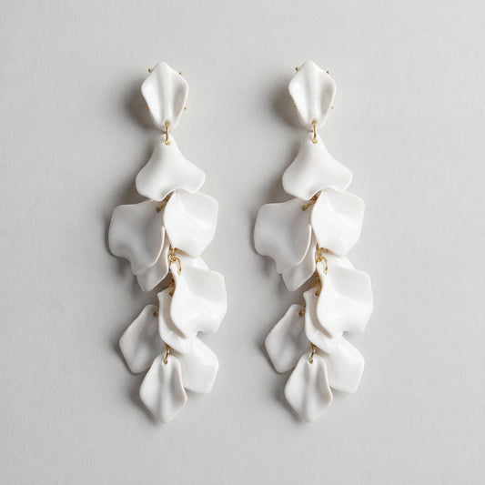 PENDIENTES LARGOS CON PÉTALOS DE ORQUÍDEA