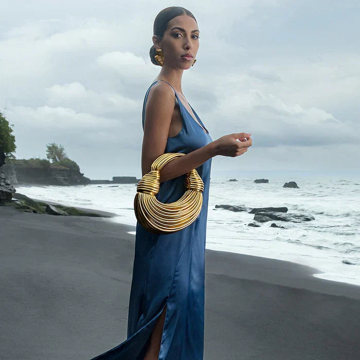 BOLSO RÍGIDO DORADO DE DISEÑO ESCULTURAL