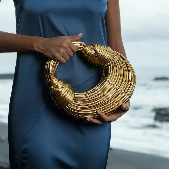 BOLSO RÍGIDO DORADO DE DISEÑO ESCULTURAL