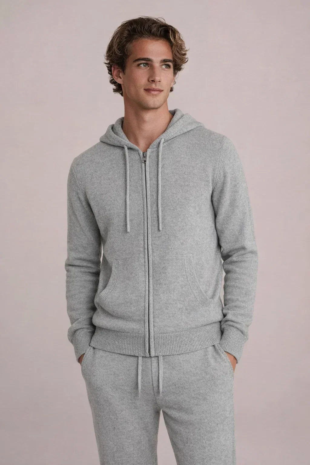 CONJUNTO CON CAPUCHA LISO - GRIS CLARO
